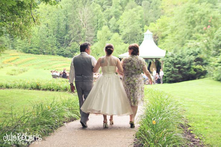 Stephanie Dowdy and Michael Davis :: The Lily Barn, Townsend, Tennessee, Julie Roberts Photography